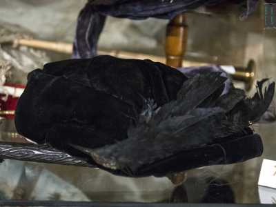 Nella miriade di accessori che ci circonda quelli pi� curiosi sono per� sicuramente quelli ricavati da parti di animali. In particolare ci sono due cappelli, uno nero caratterizzato da un'ala di corvo...